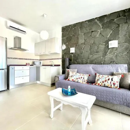 Cozy One Bedroom With Sea View, Pool, Wifi, Ac, Apartment
