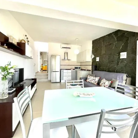 Cozy One Bedroom With Sea View, Pool, Wifi, Ac, Apartment