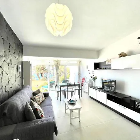 Apartment Cozy One Bedroom With Sea View, Pool, Wifi, Ac,